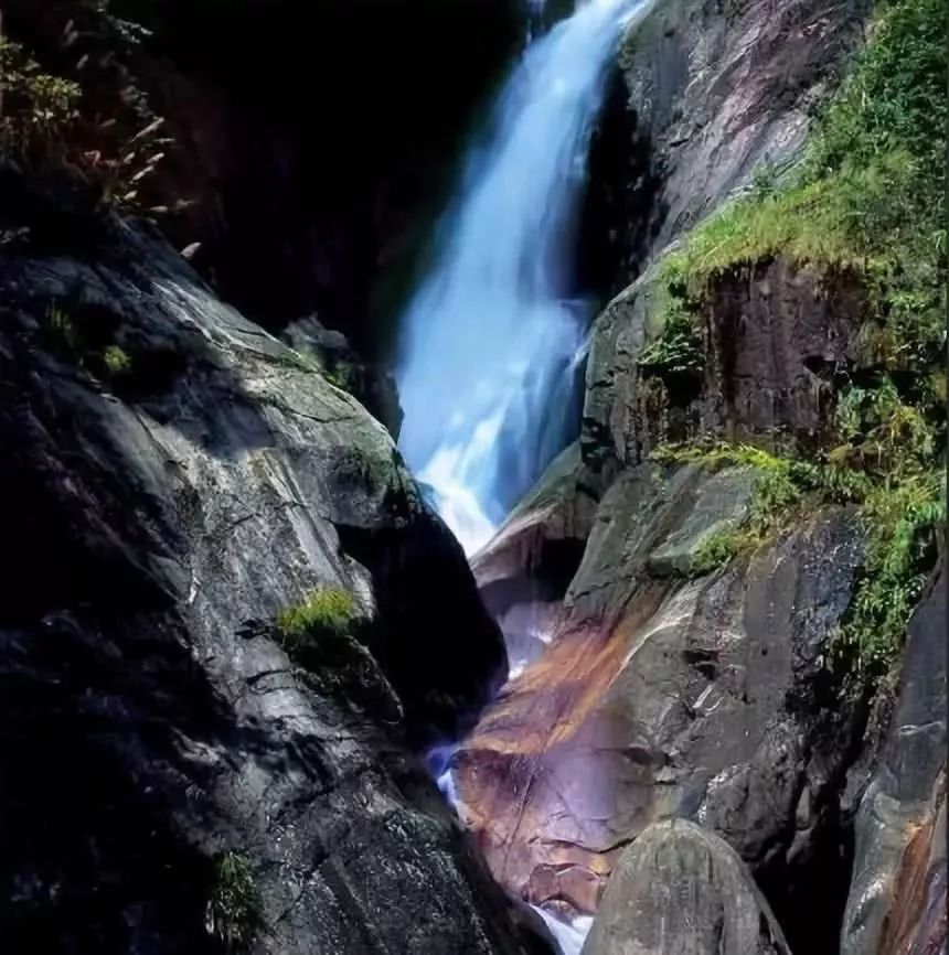 龙景峡谷,有山,迂回秀美;有水,绮丽多姿;亲山近水,让你不枉此行.